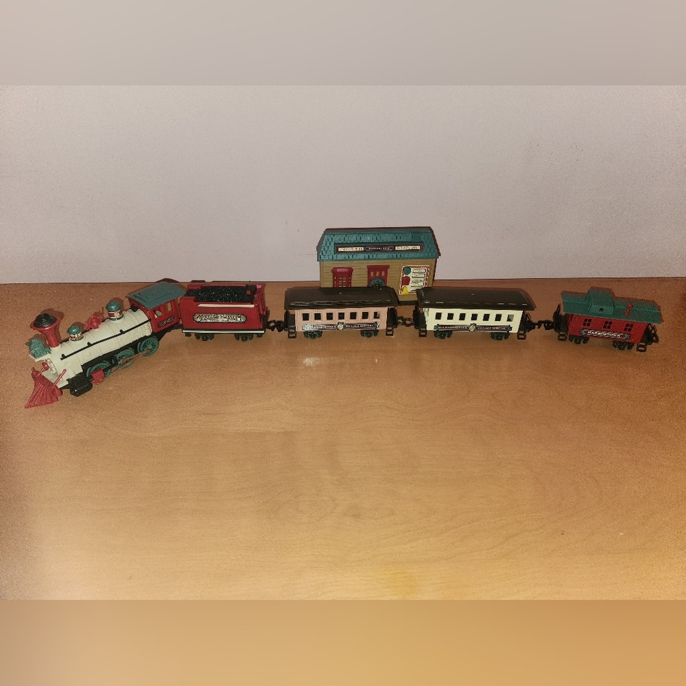 Holiday Village Train Set No. 174 New Bright 1995